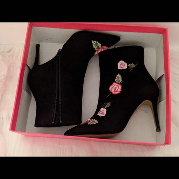 Betsey Johnson Shoes - Betsey Johnson Estelle Ankle Boots Size 6 Floral